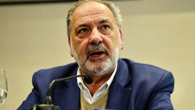 Jorge Gandini hablando ante los micrófonos en una conferencia de prensa en setiembre de 2026.