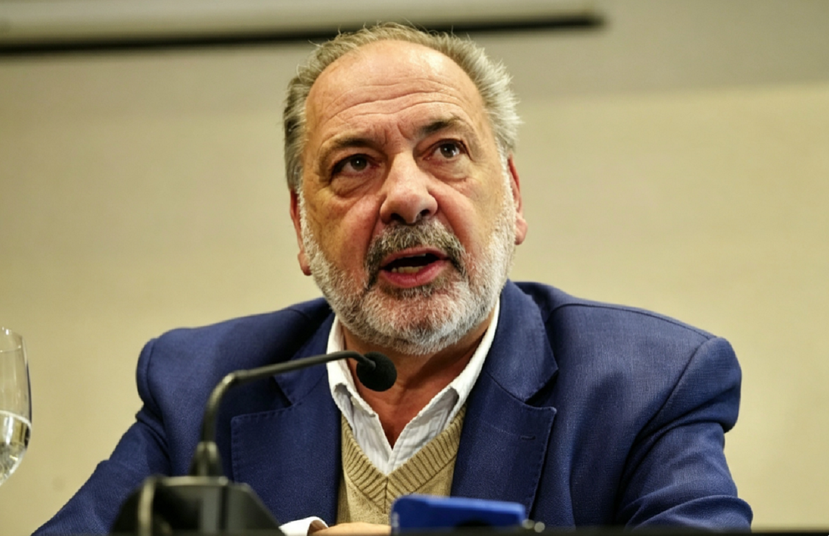 Jorge Gandini hablando ante los micrófonos en una conferencia de prensa en setiembre de 2026.