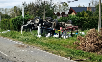 Camión que transportaba garrafas de supergás volcados sobre la banquina en la Ruta 69.
