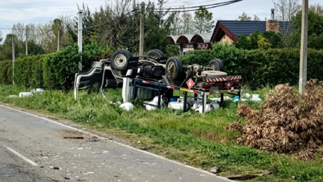Camión que transportaba garrafas de supergás volcados sobre la banquina en la Ruta 69.