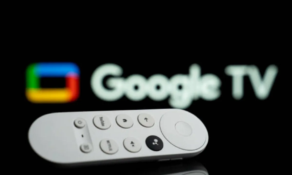 Dispositivo Google TV Streamer conectado junto a un televisor moderno.