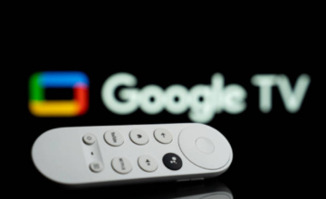 Dispositivo Google TV Streamer conectado junto a un televisor moderno.