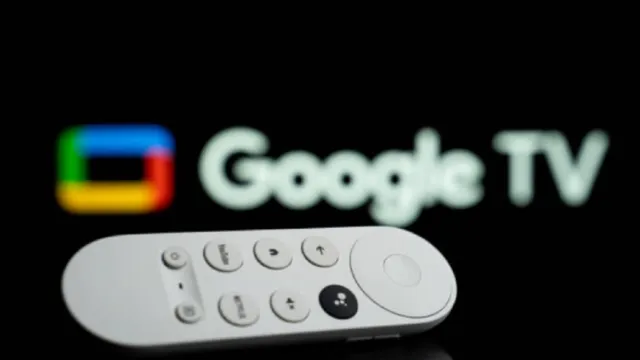 Dispositivo Google TV Streamer conectado junto a un televisor moderno.