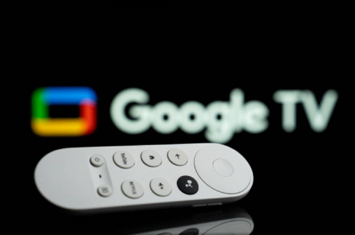 Dispositivo Google TV Streamer conectado junto a un televisor moderno.