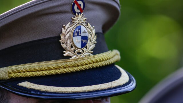 Fachada de sede diplomática uruguaya en el exterior con la bandera nacional.