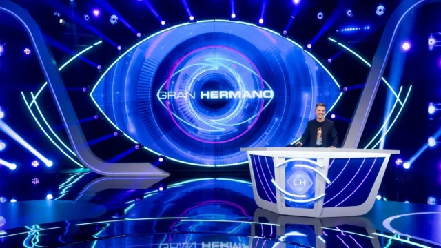 Publicaciones y memes de usuarios en la red social X criticando el programa.