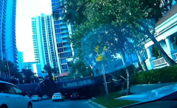 Grúa pesada colapsada sobre el terreno de una obra en construcción en Miami.