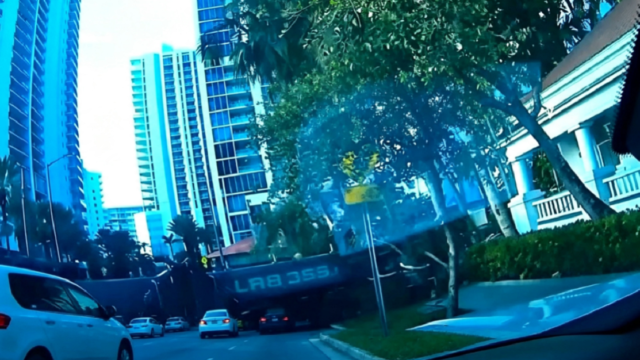 Grúa pesada colapsada sobre el terreno de una obra en construcción en Miami.