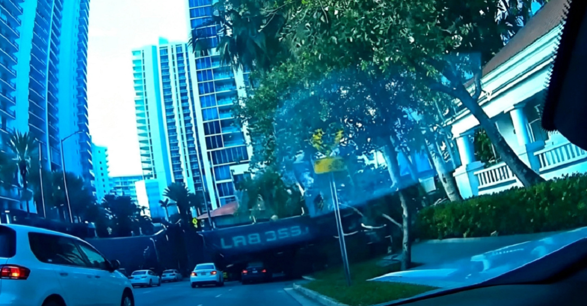 Grúa pesada colapsada sobre el terreno de una obra en construcción en Miami.