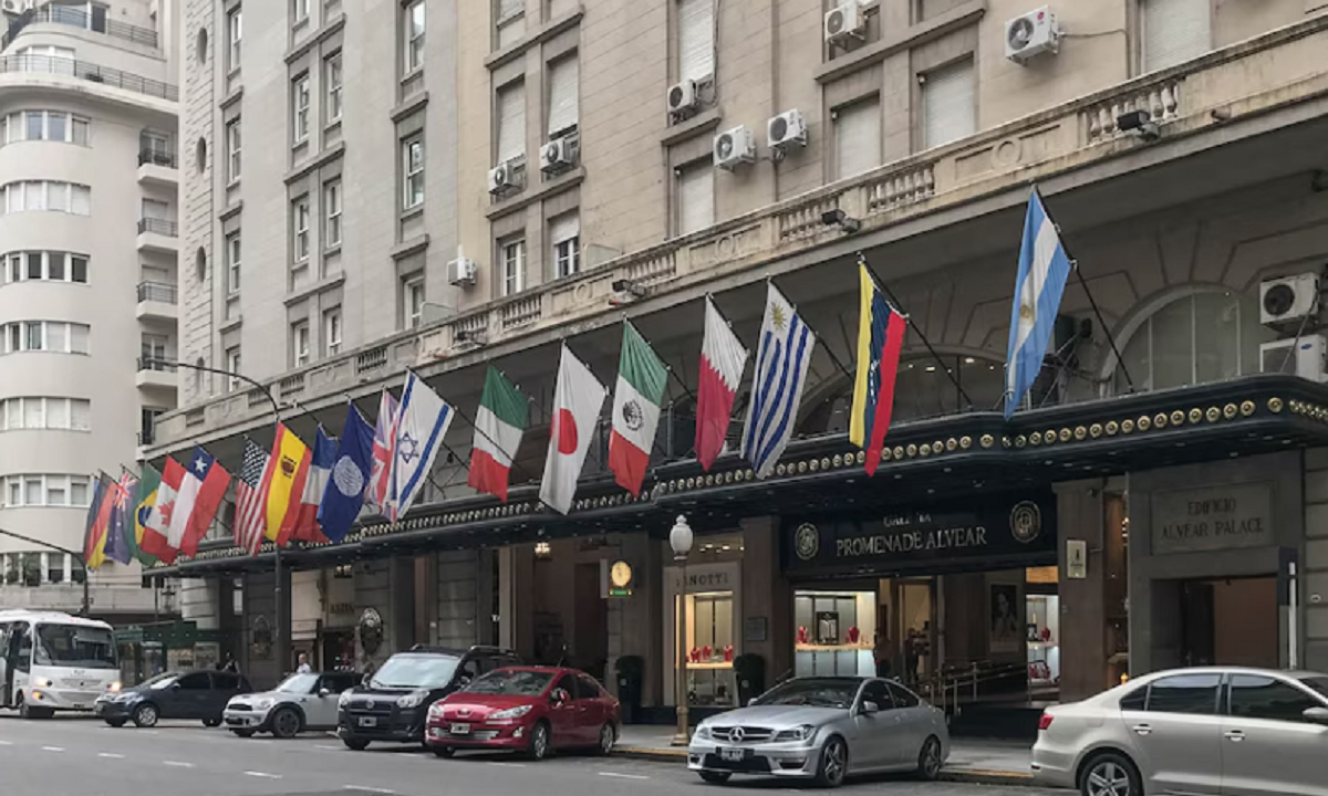 Vista de la fachada del tradicional Hotel Alvear Palace en Buenos Aires.