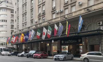 Vista de la fachada del tradicional Hotel Alvear Palace en Buenos Aires.