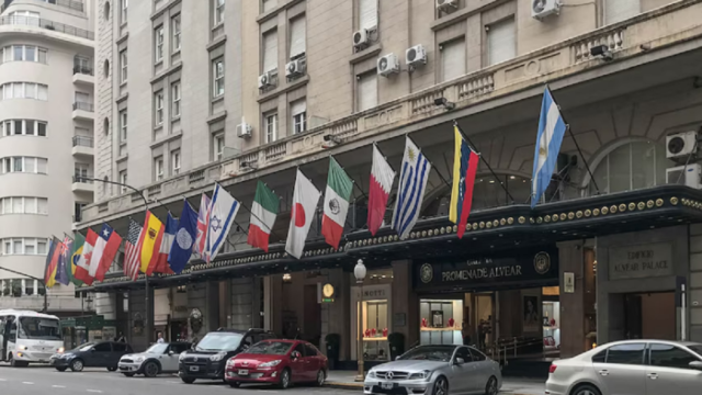 Vista de la fachada del tradicional Hotel Alvear Palace en Buenos Aires.