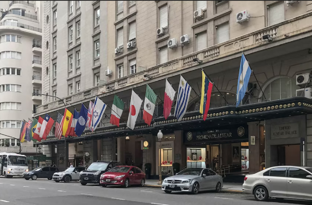 Vista de la fachada del tradicional Hotel Alvear Palace en Buenos Aires.