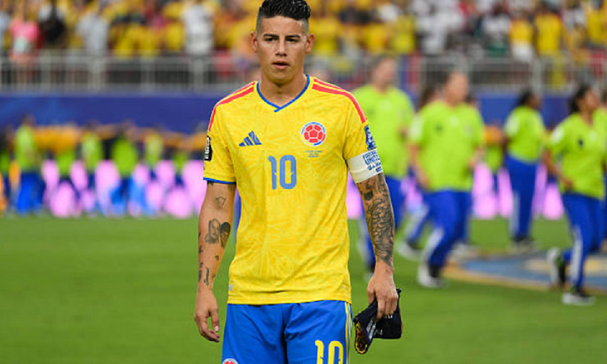 James Rodríguez luciendo la camiseta de la selección colombiana en pleno partido.