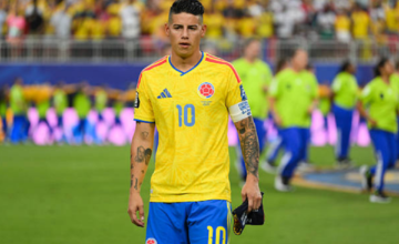 James Rodríguez luciendo la camiseta de la selección colombiana en pleno partido.
