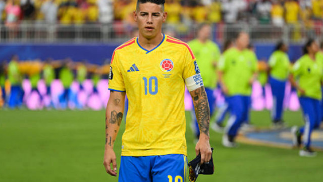 James Rodríguez luciendo la camiseta de la selección colombiana en pleno partido.