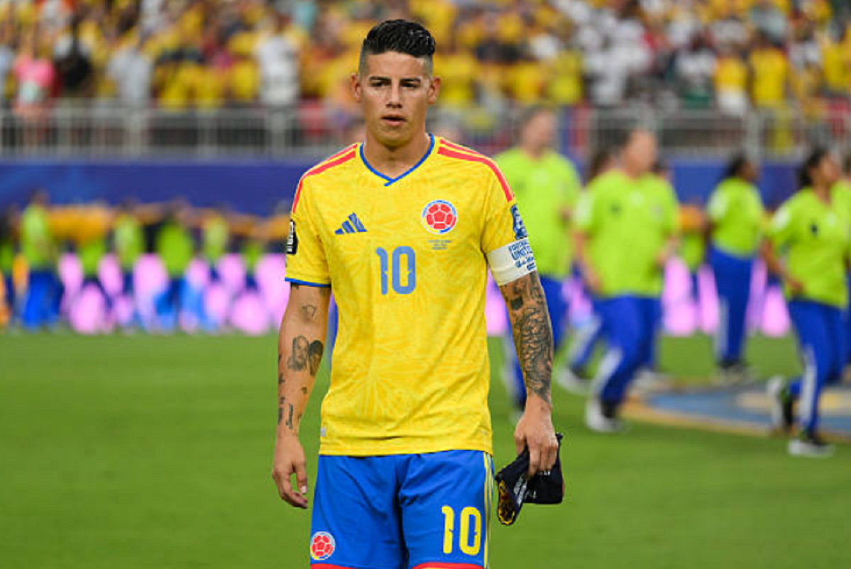 James Rodríguez luciendo la camiseta de la selección colombiana en pleno partido.