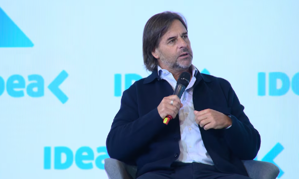 El presidente Luis Lacalle Pou durante su disertación ante empresarios en Argentina.