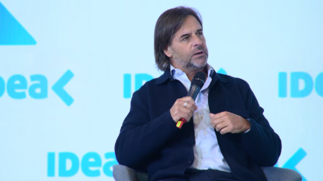 El presidente Luis Lacalle Pou durante su disertación ante empresarios en Argentina.