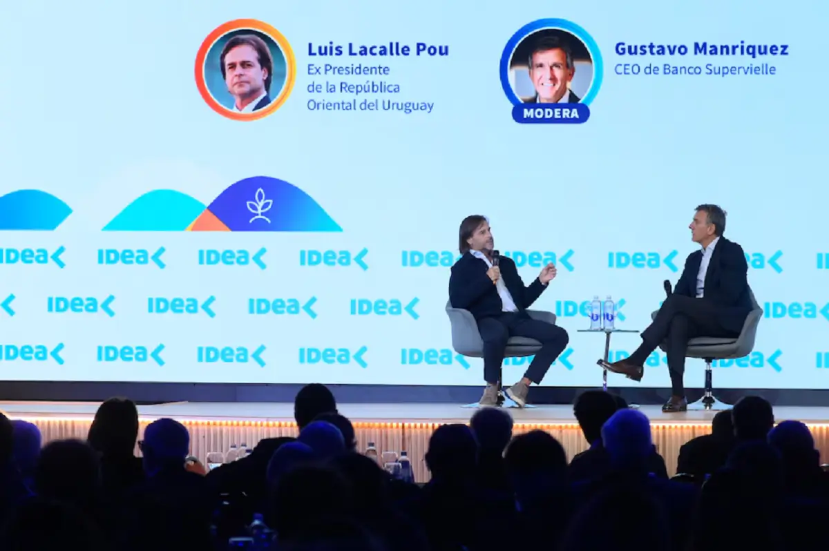 Luis Lacalle Pou dirigiéndose al auditorio de líderes empresariales en un evento institucional.