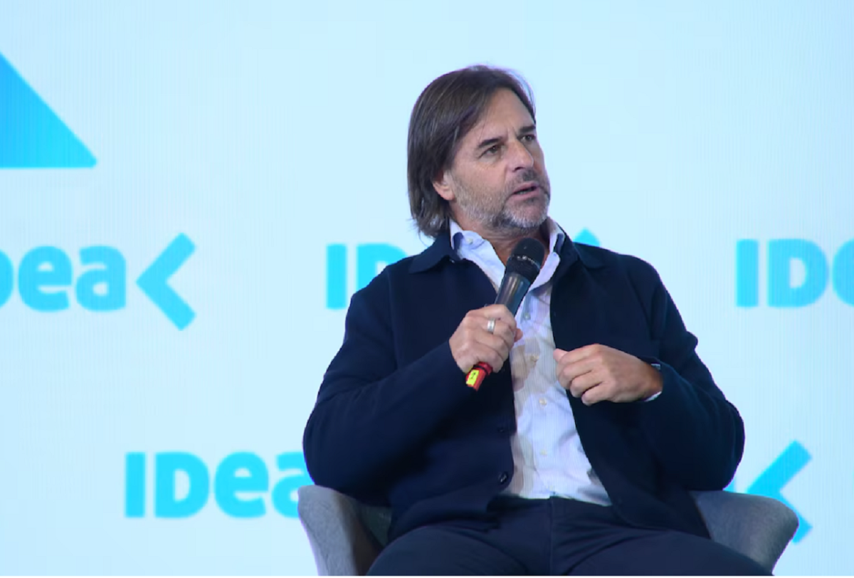 El presidente Luis Lacalle Pou durante su disertación ante empresarios en Argentina.