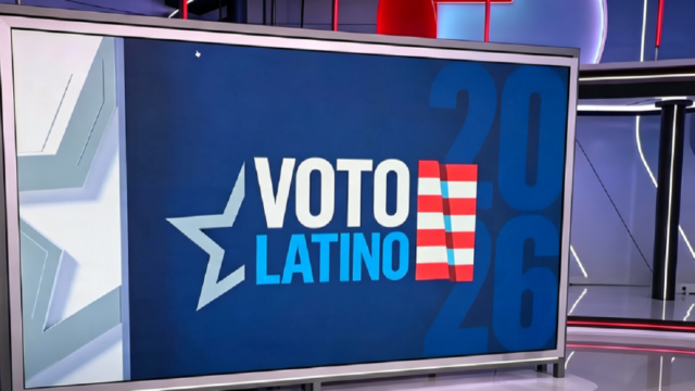 Urna electoral con la bandera de Estados Unidos y un sobre de votación.