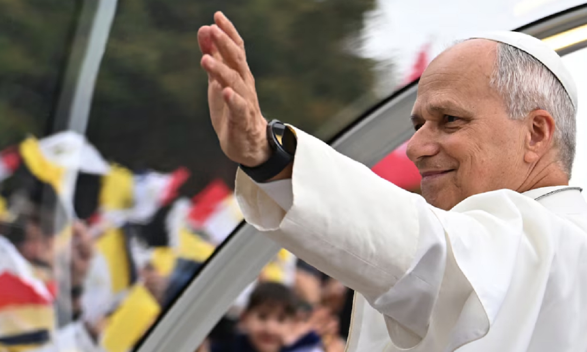 El Papa León XIV saluda a los fieles durante una vigilia de oración.