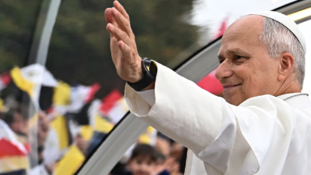 El Papa León XIV saluda a los fieles durante una vigilia de oración.