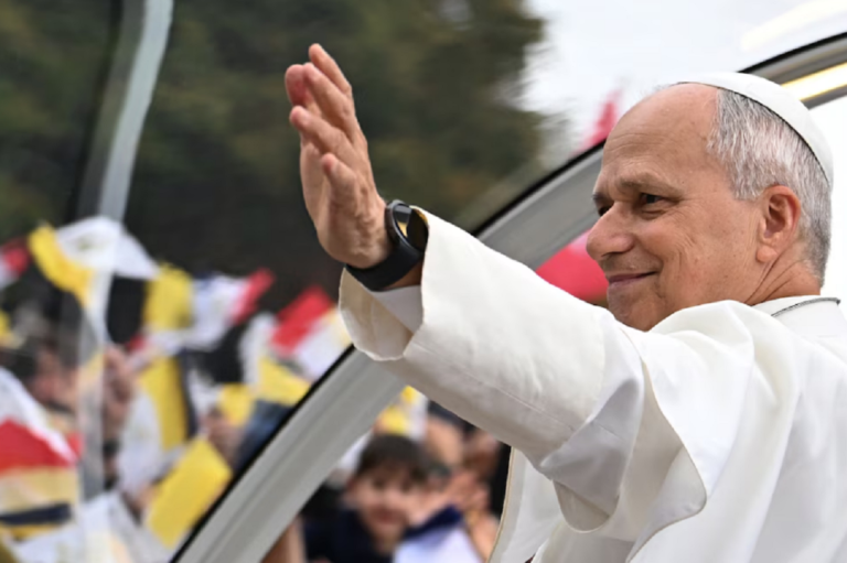 El Papa León XIV saluda a los fieles durante una vigilia de oración.