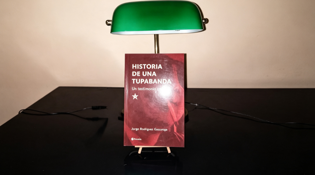 Portada del libro Historia de una Tupabanda sobre mesa de madera.