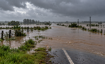 Ruta anegada y campo inundado por intensas lluvias en el departamento de Salto.