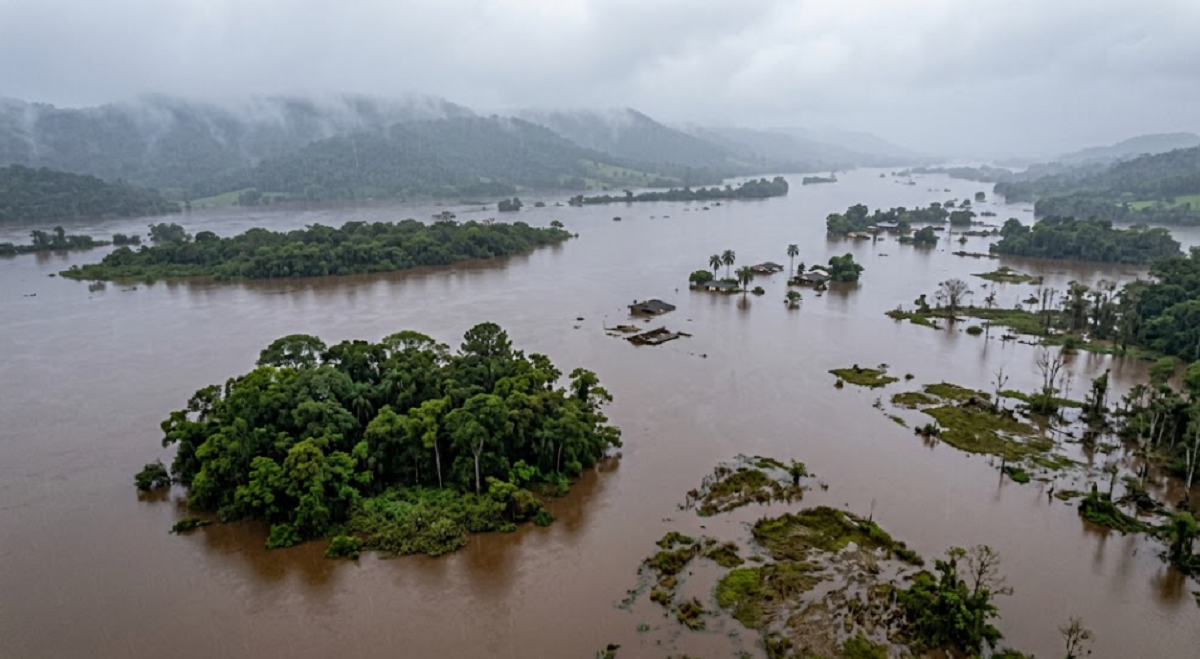 Vista aérea de campos y caminos rurales anegados por intensas lluvias en el sur de Brasil.