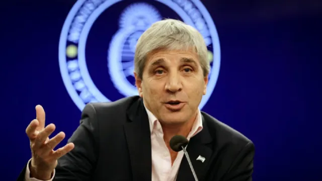 Luis Caputo brindando detalles sobre el proyecto de Presupuesto 2027 en Buenos Aires.