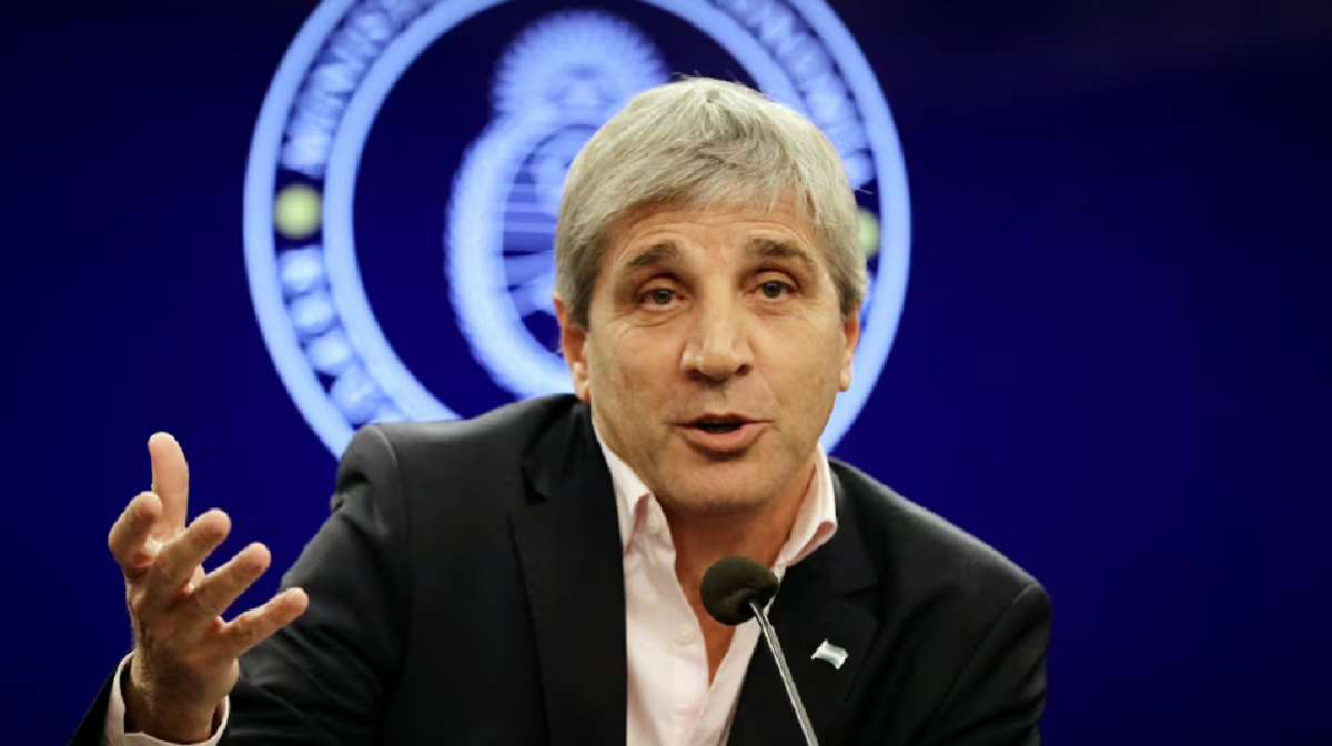 Luis Caputo brindando detalles sobre el proyecto de Presupuesto 2027 en Buenos Aires.