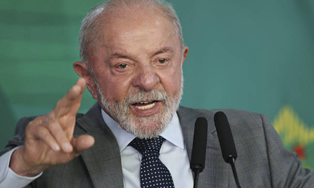 Luiz Inácio Lula da Silva hablando en un estrado durante un acto en Porto Alegre.