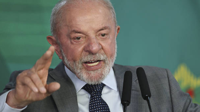 Luiz Inácio Lula da Silva hablando en un estrado durante un acto en Porto Alegre.