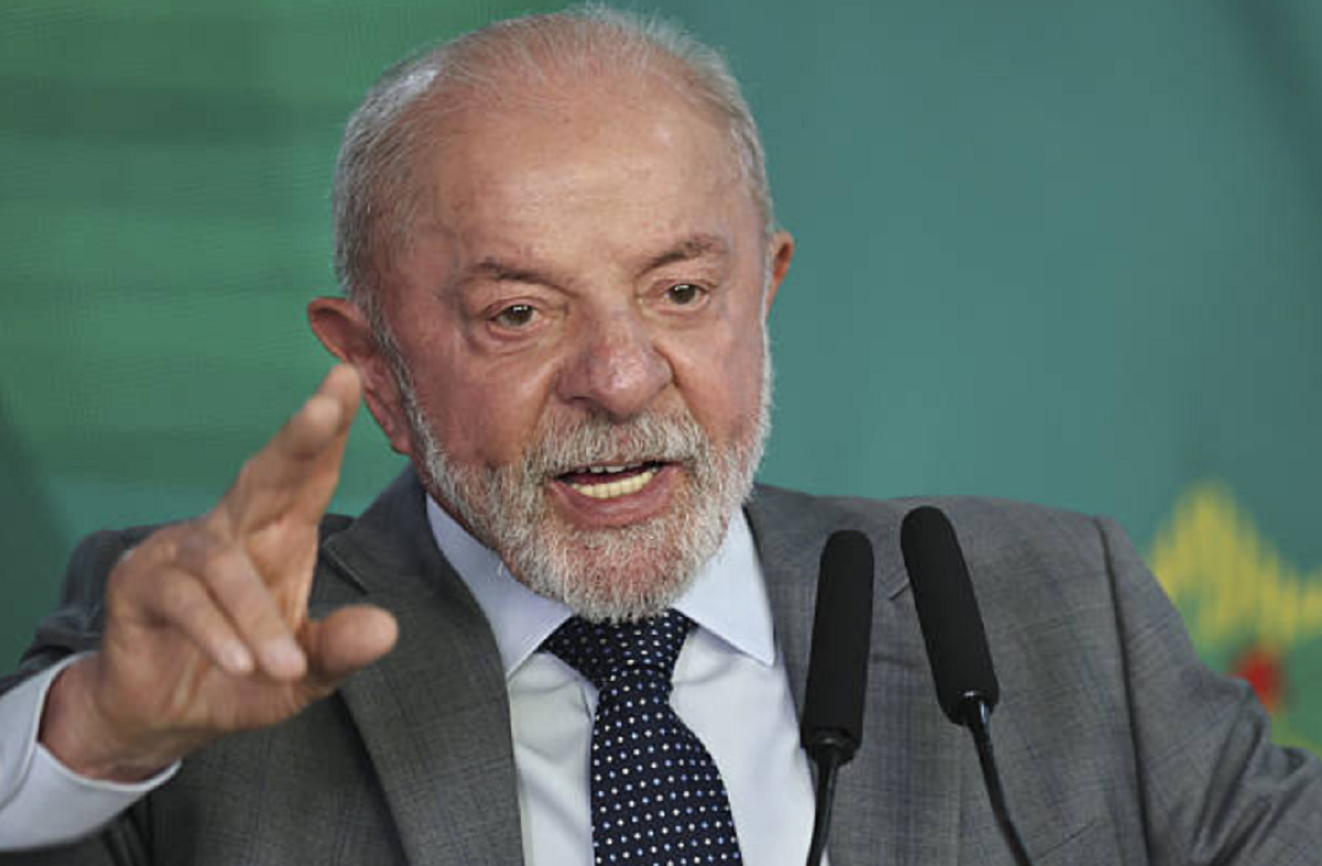 Luiz Inácio Lula da Silva hablando en un estrado durante un acto en Porto Alegre.