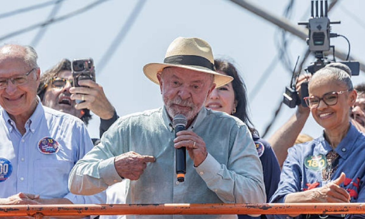 El presidente Luiz Inácio Lula da Silva pronunciando un discurso en un acto de campaña.