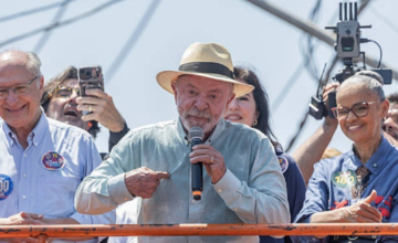 El presidente Luiz Inácio Lula da Silva pronunciando un discurso en un acto de campaña.