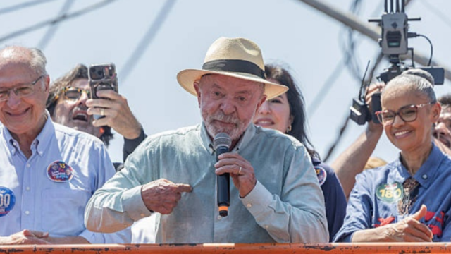 El presidente Luiz Inácio Lula da Silva pronunciando un discurso en un acto de campaña.