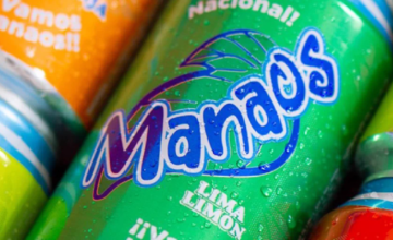 Camiones distribuidores y botellas de la conocida marca de gaseosas Manaos en planta.