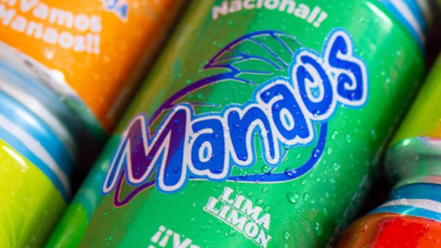 Camiones distribuidores y botellas de la conocida marca de gaseosas Manaos en planta.