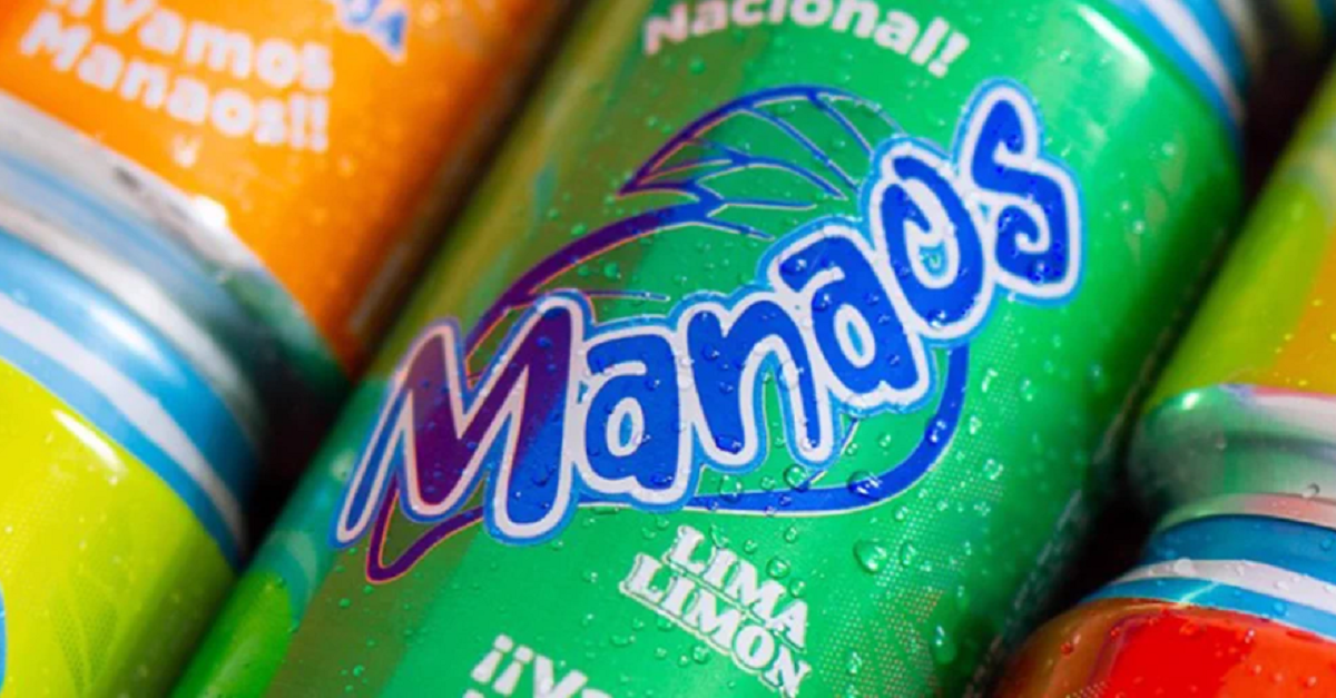 Camiones distribuidores y botellas de la conocida marca de gaseosas Manaos en planta.