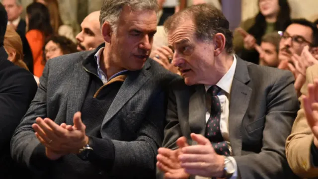 Guido Manini Ríos durante una rueda de prensa en el Palacio Legislativo.