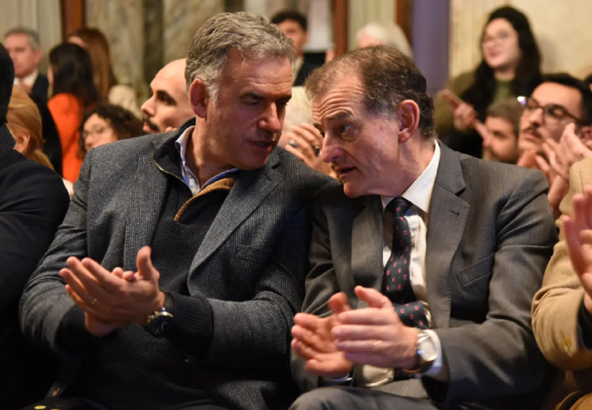 Guido Manini Ríos durante una rueda de prensa en el Palacio Legislativo.