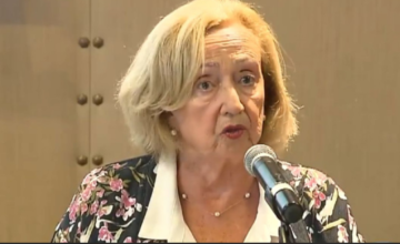 María Julia Muñoz hablando en una entrevista de prensa.