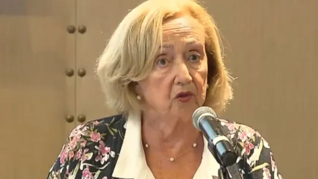 María Julia Muñoz hablando en una entrevista de prensa.
