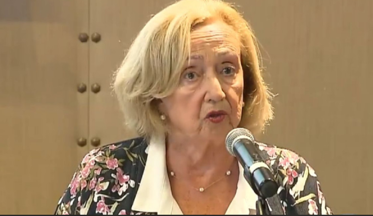 María Julia Muñoz hablando en una entrevista de prensa.