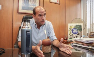 El senador Martín Lema en rueda de prensa en el Palacio Legislativo.
