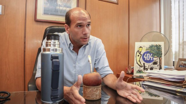 El senador Martín Lema en rueda de prensa en el Palacio Legislativo.